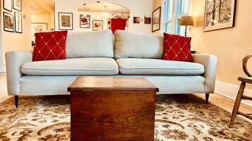 Smart-tv, een open haard, een dvd-speler en boeken