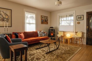Smart TV, fireplace, DVD player, books - Ollie's House: Cozy Home, A Walk Away from Downtown/MSU (Bozeman)
