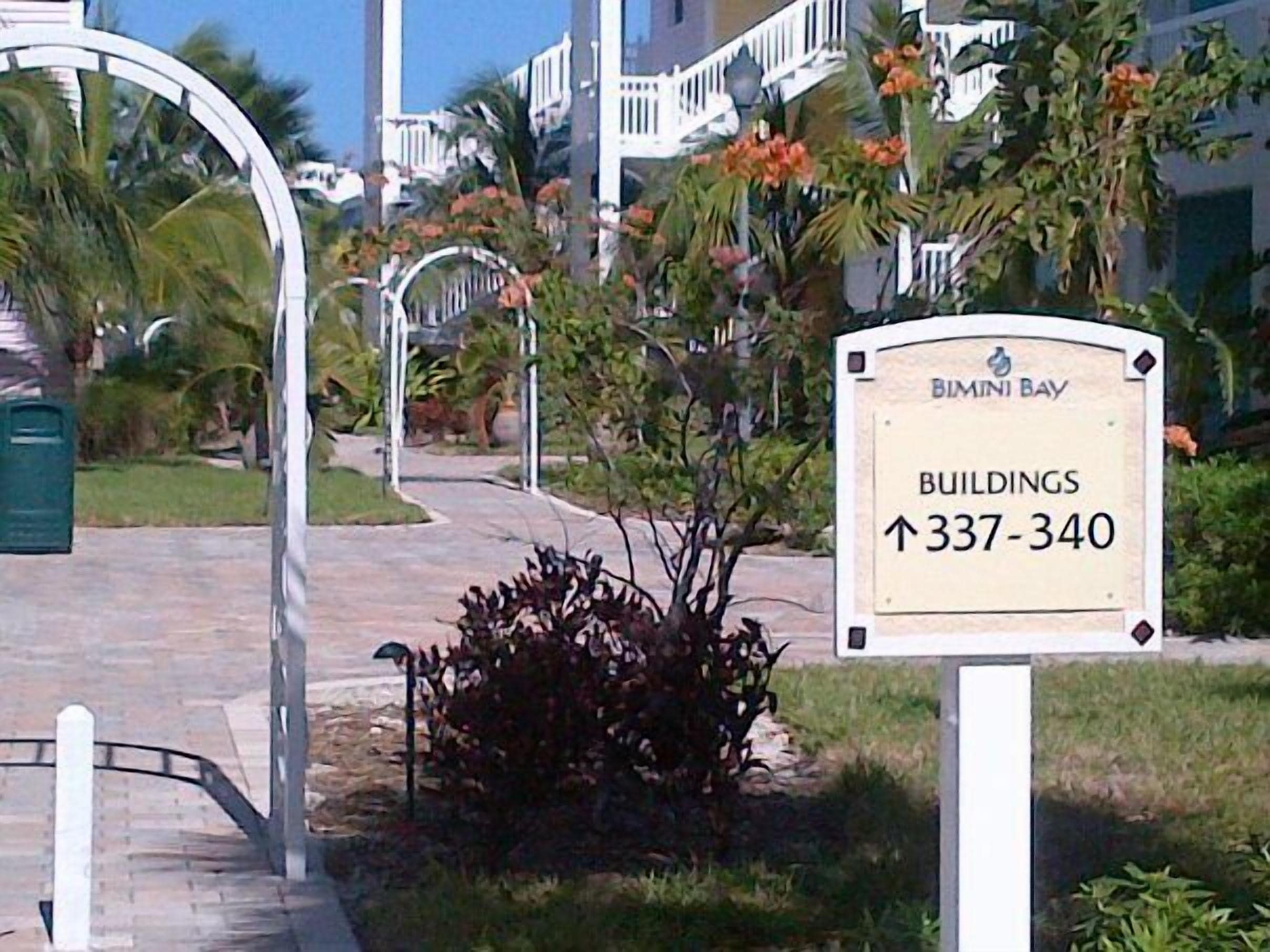 Une signalisation indiquant les bâtiments de Bimini Bay, avec une flèche pointant vers les numéros 337 à 340.