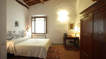 2 habitaciones, escritorio, tabla de planchar con plancha y wifi