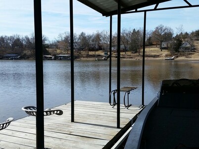 GRANDMA'S GET-A-WAY (Water Front property ) WIFI. Private covered one bay dock.