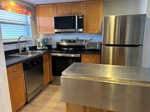 Køleskab, mikrobølgeovn, ovn, kogeplade