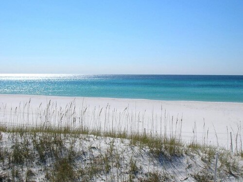 Townhome W/Garage, Community Pool, 5 Minute Walk To Beach, Sleeps 9
