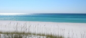 Townhome W/Garage, Community Pool, 5 Minute Walk To Beach, Sleeps 9