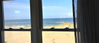 SEA GLASS OCEANFRONT COTTAGE. 