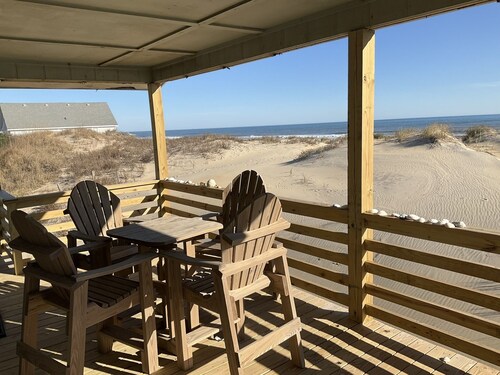 SEA GLASS OCEANFRONT COTTAGE. 