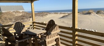 SEA GLASS OCEANFRONT COTTAGE. 