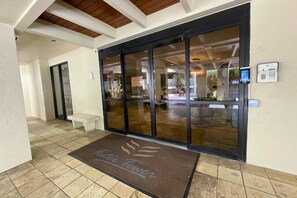 Exterior detail - Fabulous Foster towers (Honolulu)