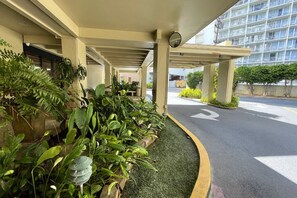 Property grounds - Fabulous Foster towers (Honolulu)