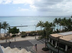 On the beach - Fabulous Foster towers (Honolulu)