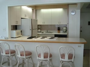 Refrigerador, microondas, horno y parrilla de estufa