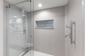 Combined shower/tub, hair dryer, towels