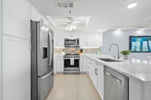 Fridge, microwave, oven, stovetop - Beach, Sand, Sun! (Indian Rocks Beach)