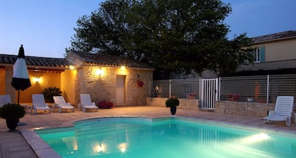 Uzès Bauernhaus mit Pool 600 m vom Stadtzentrum entfernt