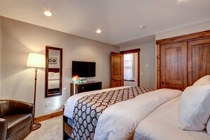 4 bedrooms, iron/ironing board, travel cot, free WiFi - Breckenridge Loft On Main St. – Mountain Luxury In The Heart Of Downtown! (Breckenridge)