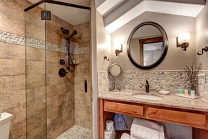 Combined shower/bathtub, hair dryer, towels, soap - Breckenridge Loft On Main St. – Mountain Luxury In The Heart Of Downtown! (Breckenridge)