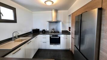 KylskÄp, mikrovÄgsugn, ugn och spishÀll