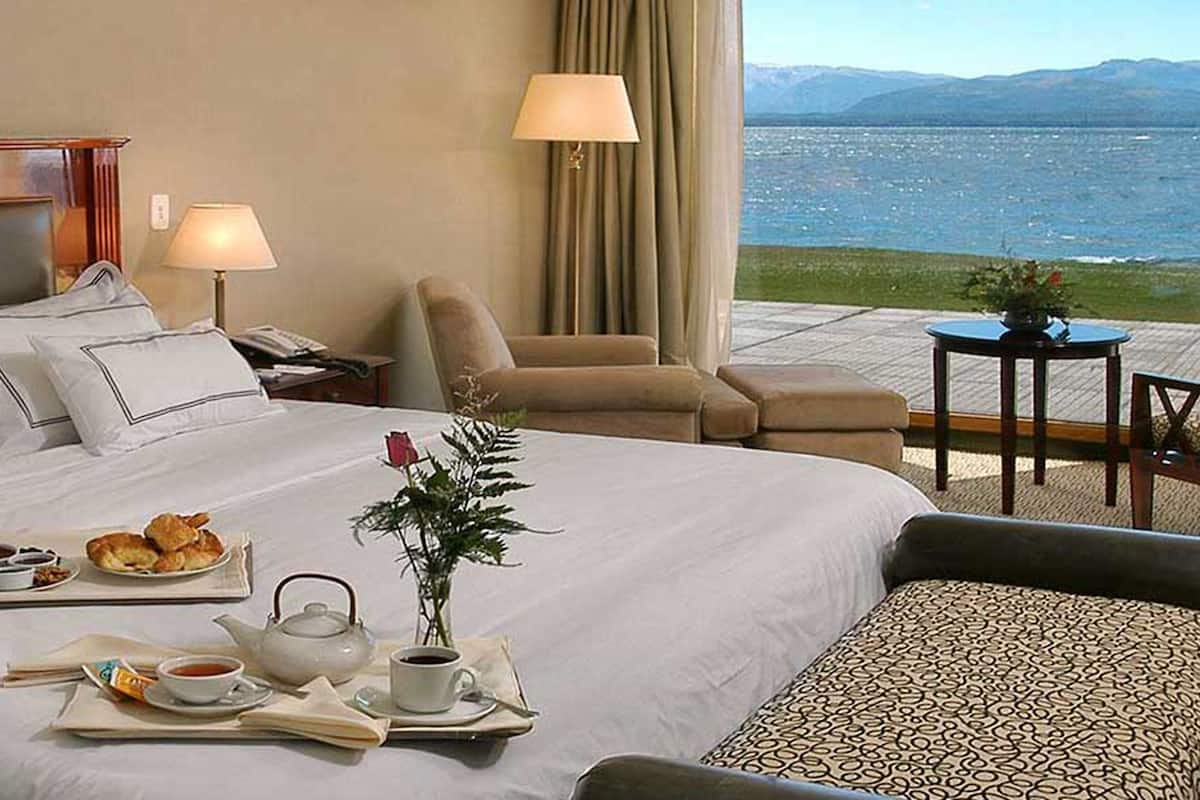 comfort suite, 1 king bed, lake view | 1 bedroom, minibar, in-room safe, desk