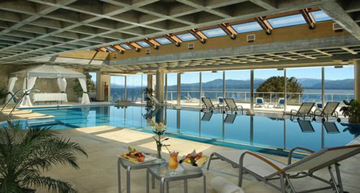 Una piscina cubierta