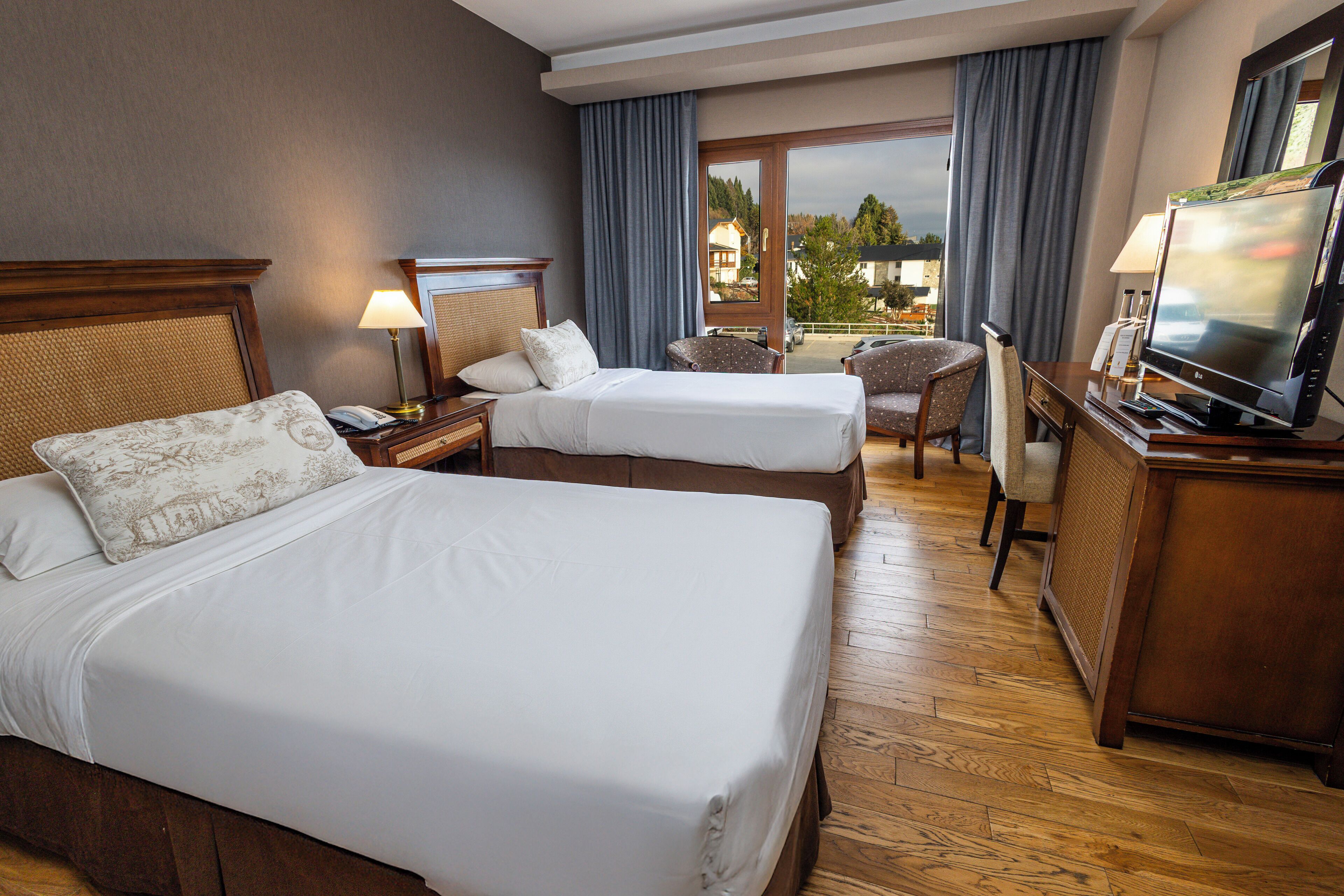 Standard Double Room, 2 Twin Beds, Partial Lake View | Minibar, in-room safe, desk, blackout drapes