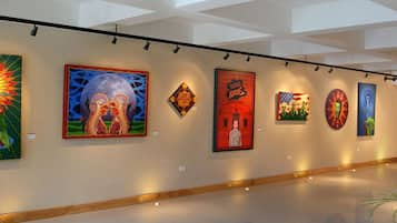 Eine Galerie mit ausgestellten Kunstwerken.