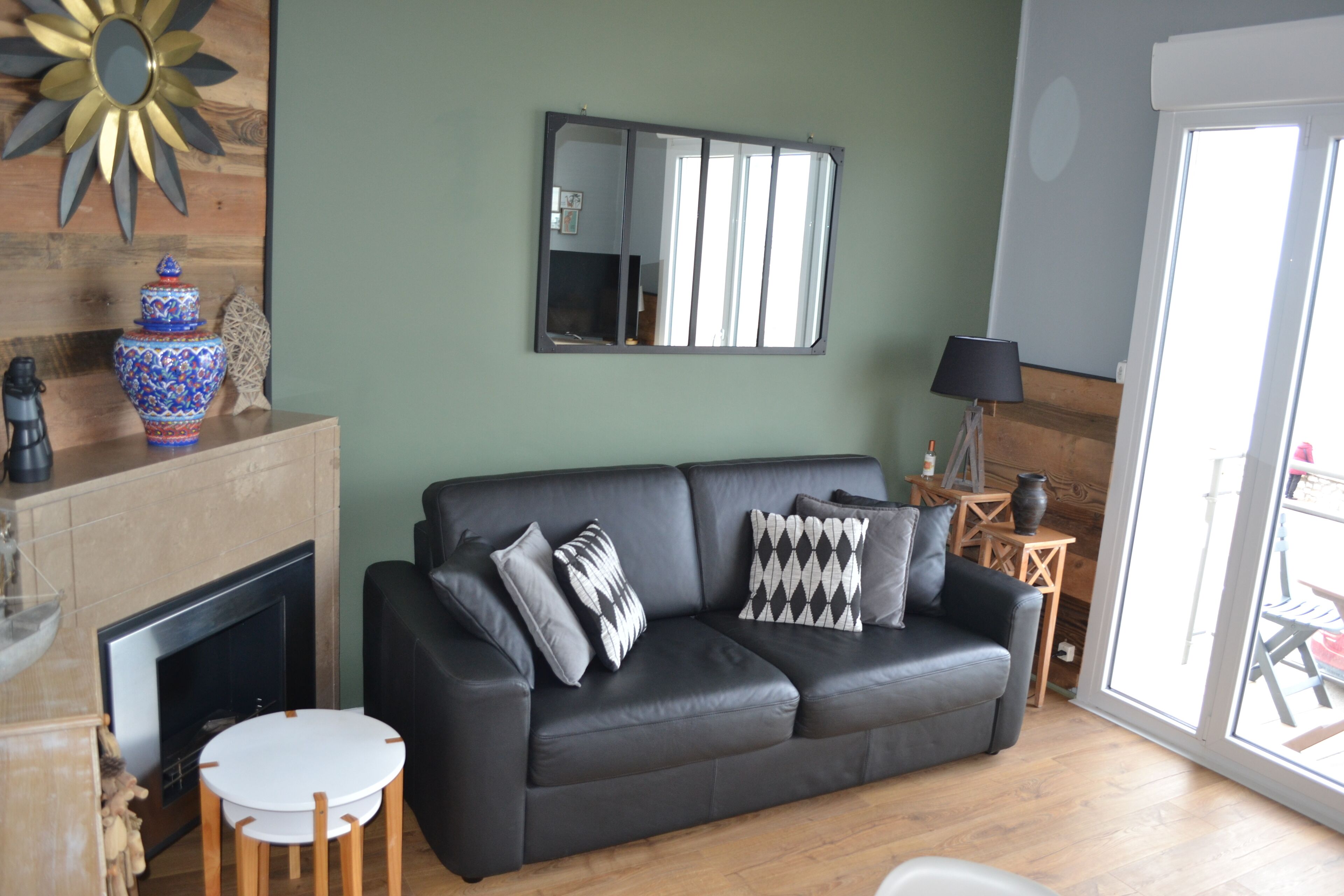 Smart TV, fireplace, DVD player, stereo