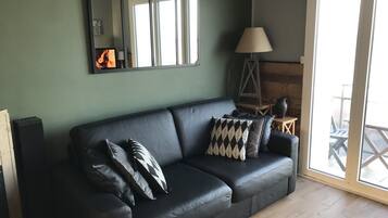 Smart TV, fireplace, DVD player, stereo