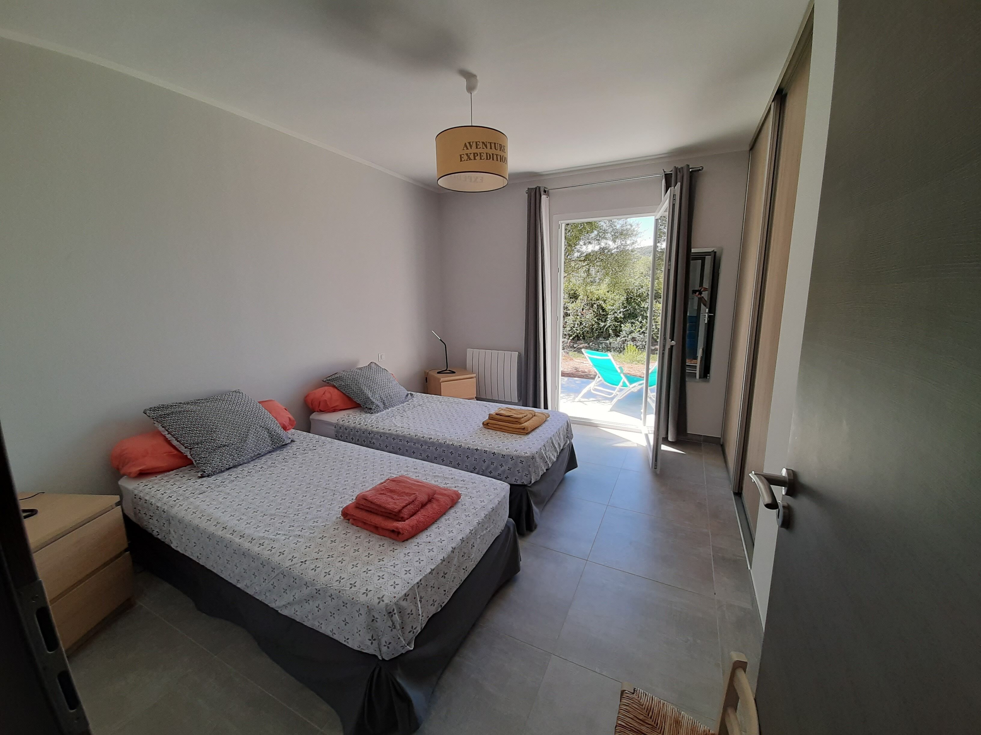 3 slaapkamers, een strijkplank/strijkijzer, reisbedje, gratis wifi