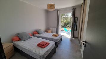 3 slaapkamers, een strijkplank/strijkijzer, reisbedje, gratis wifi