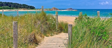 Una spiaggia nelle vicinanze
