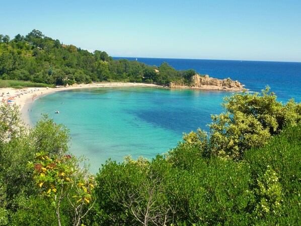 On the beach - Seafront villa, Canella beach 800m far, pool, 4 persons, fully equipped (Sari-Solenzara)