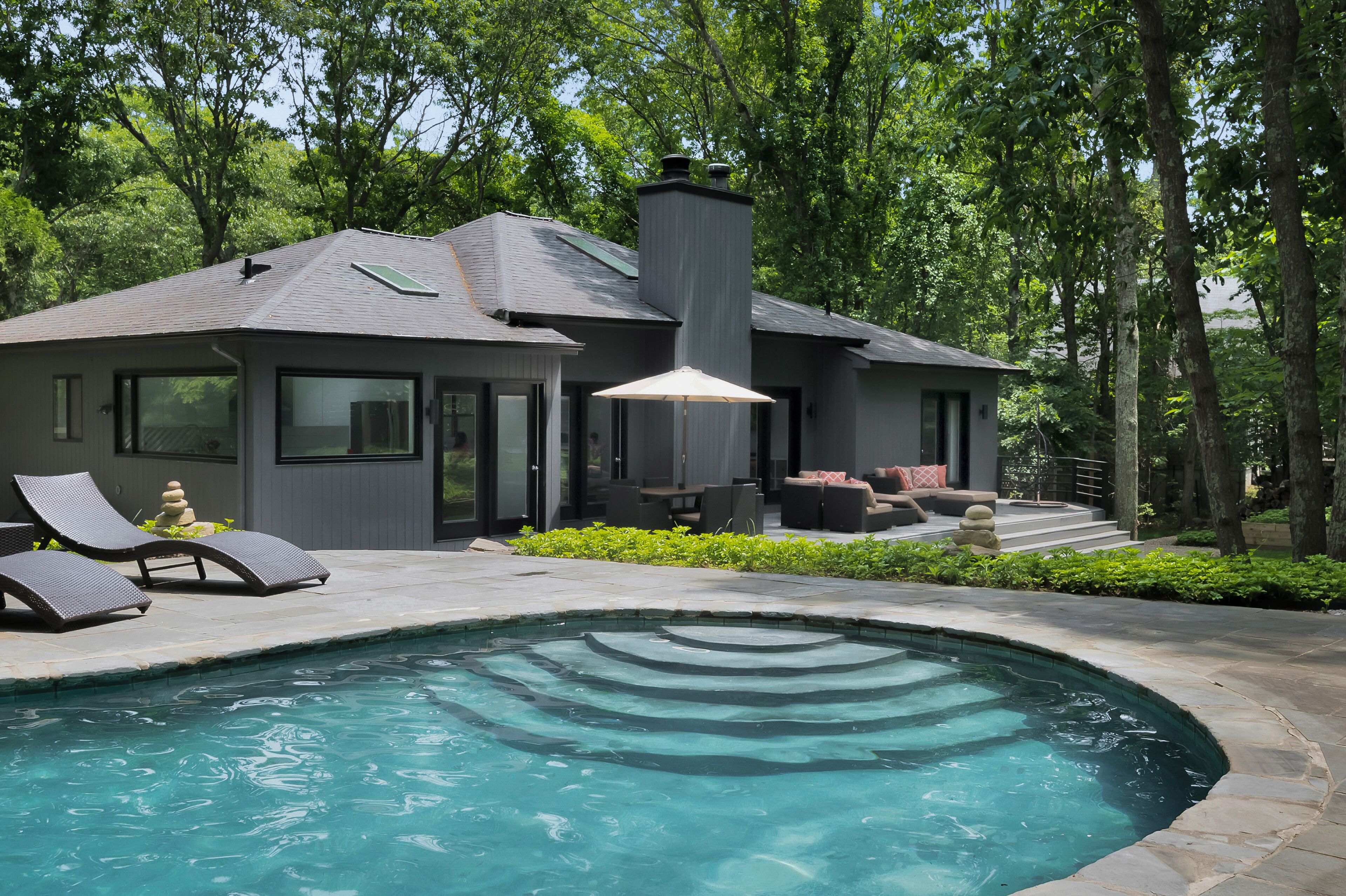 Secluded Sag Harbor Oasis: Chic modern getaway 3 mins to Bay, 8 mins to Ocean. 