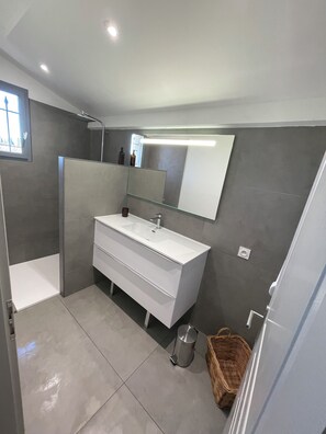 Baignoire, sèche-cheveux, serviettes fournies, savon