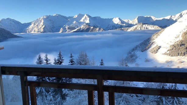 A snowy mountain landscape with a wooden railing in the foreground. - Charming apartment 40 m2 / 4 p classified 3 *** old district Alpe, magnificent view (Huez)