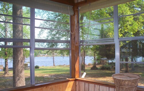 Lakefront Home with Onsite Boat Launch!  Great Fishing!  Very Relaxing!