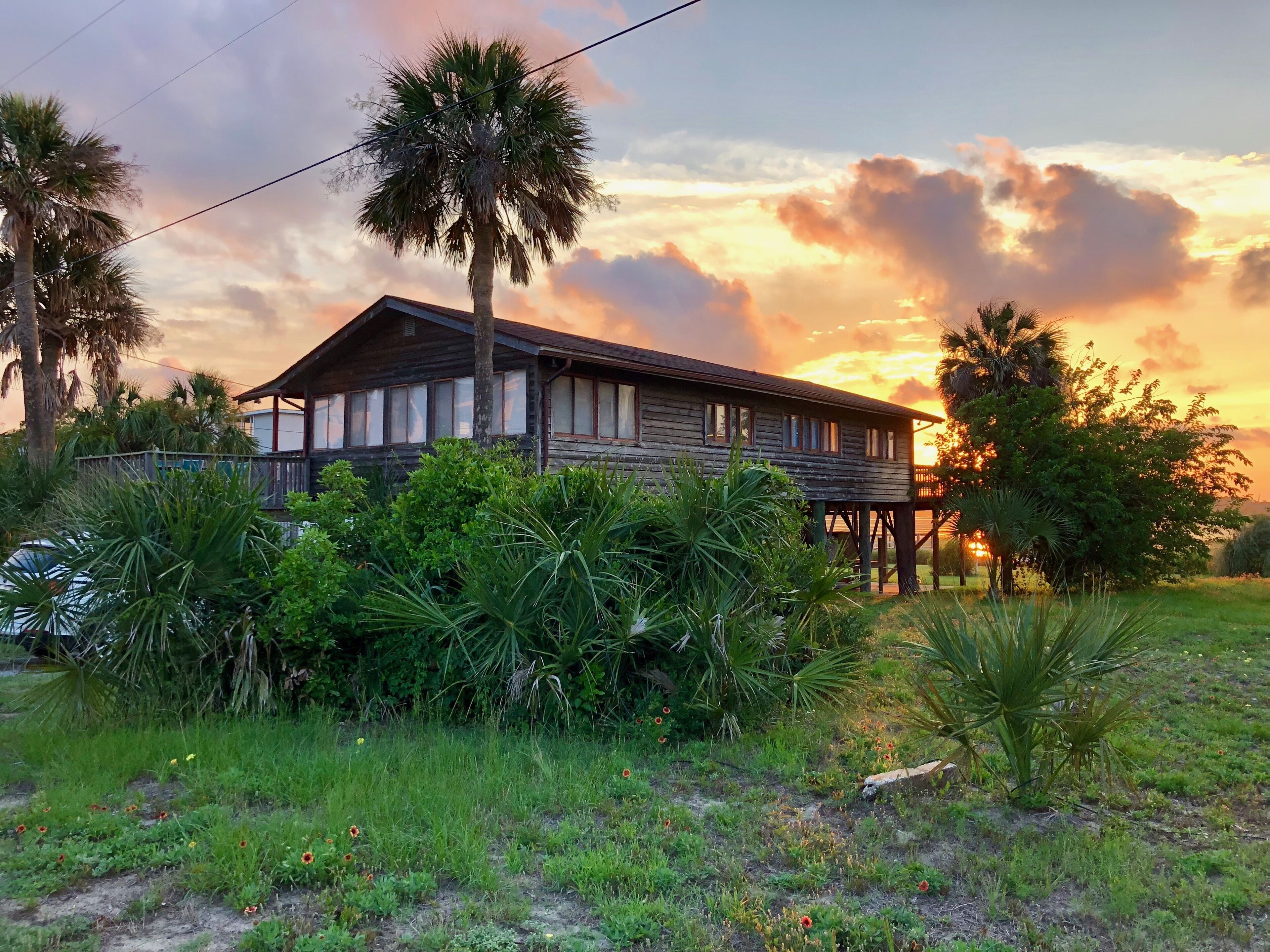 Stunning Marsh & Ocean Views, Classic Folly Cottage!