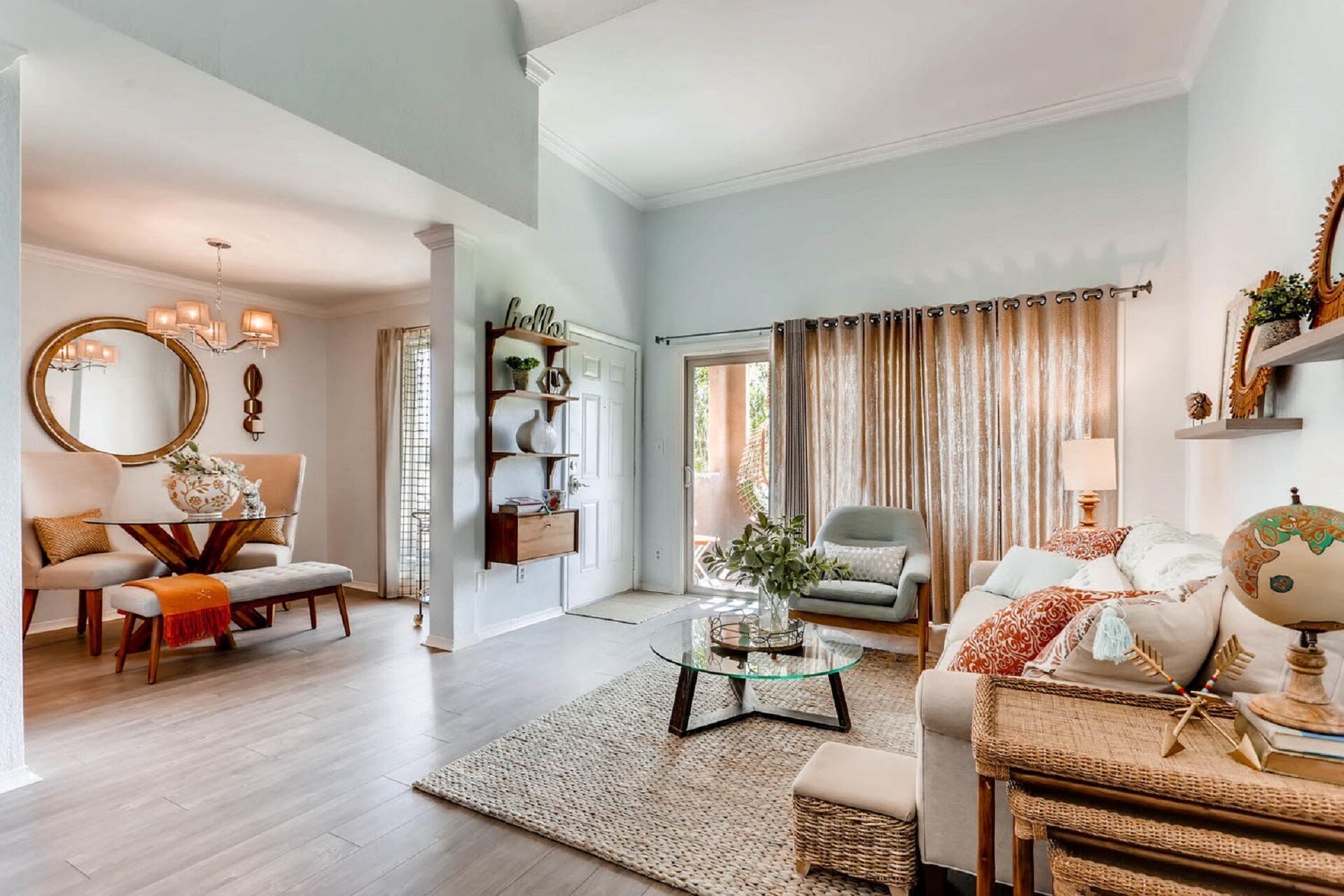 Smart TV, reproductor de DVD y libros 