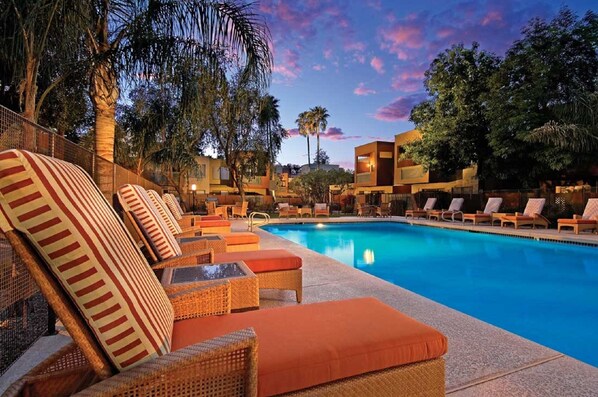 A heated pool - 2 BR Loft in the heart of Old Town - Heated Pool/Sleeps 4 (Scottsdale)