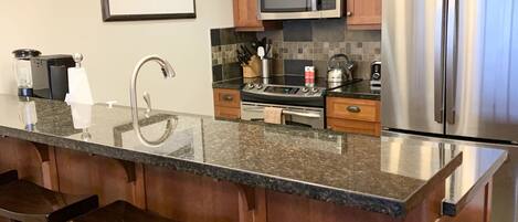 Jääkaappi, mikroaaltouuni, uuni, liesi