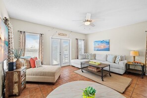 Una televisión, un reproductor de DVD, libros