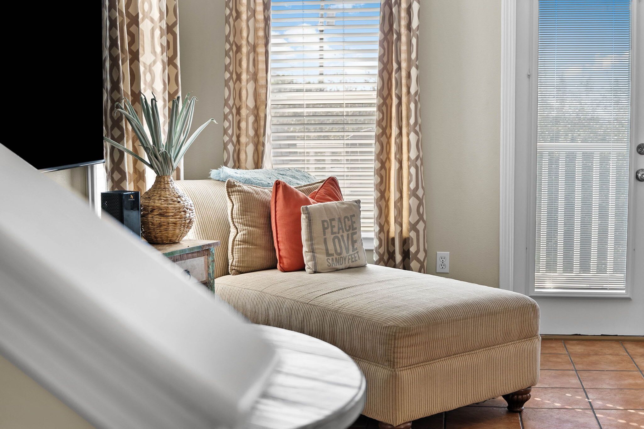 Télévision, lecteur de DVD, livres