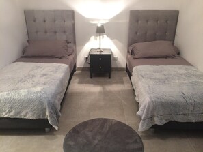 2 habitaciones, tabla de planchar con plancha y cuna de viaje