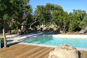 Una piscina al aire libre, una piscina climatizada