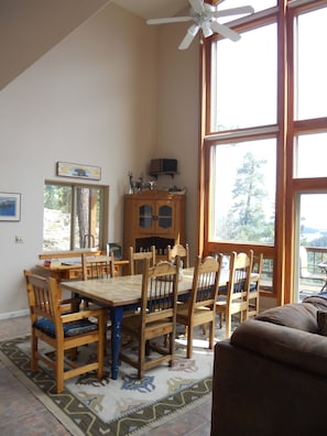 Interior - Mountain Lodge - Two Master Suites, new Hot Tub, Pets, only a mile to Ski Area (Durango)