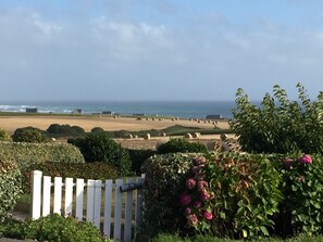 Property grounds - Sea view on Audierne bay, house 6 pers 500 m from the beach TV / SAT / Internet (Plouhinec)