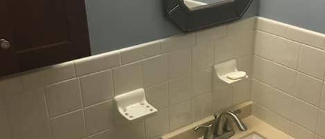 Un baño con inodoro, lavabo y espejo.