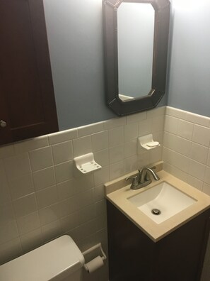 Combined shower/bathtub, hair dryer, towels