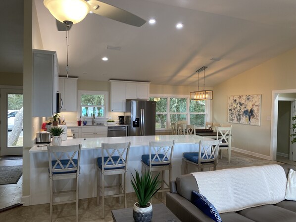 TV - Recently remodeled Waterfront Home W/ Separate Guest House On Perdido Bay (Elberta)