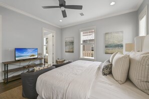 4 makuuhuonetta, silitysrauta/-lauta, vauvan matkasänky, Wi-Fi