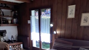 Ein gemütliches Wohnzimmer mit einer Couch, einem Holztisch und einem gemusterten Teppich.